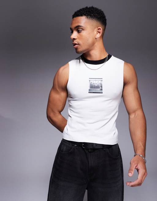 ASOS DESIGN – Jasnoszary podkoszulek o krótkim fasonie i kroju podkreślającym sylwetkę z grafiką na klatce piersiowej