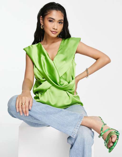 ASOS DESIGN – Jasnozielona satynowa bluzka z dekoltem w kształcie litery V, skręconym przodem i teksturowanymi rękawami