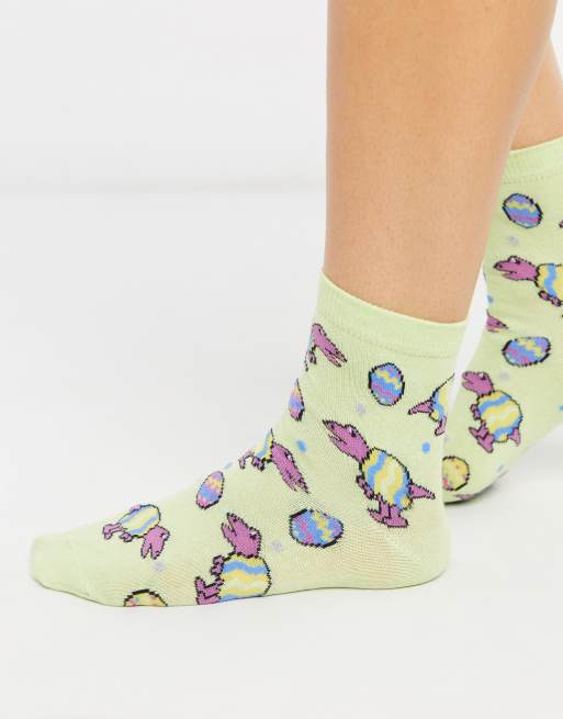 ASOS DESIGN – Jasnozielone skarpetki ze wzorem w dinozaury i pisanki