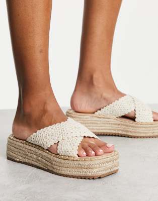 ASOS DESIGN - Jazlyn - Gehäkelte Mules in Natur mit flacher Plateausohle-Neutral