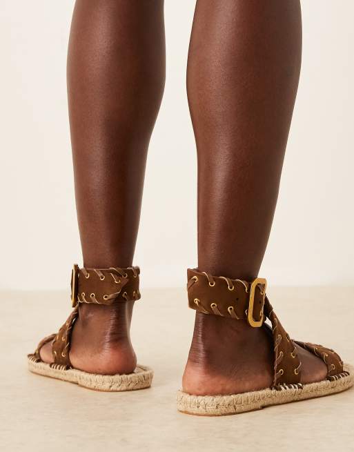 ASOS DESIGN – Jazzy – Espadrilles-Sandalen in Schokobraun mit Überwendlingsstichnaht, breite Passform, 3 von 4
