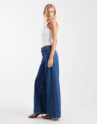 ASOS DESIGN - Jean ample à taille haute - Bleu moyen délavé
