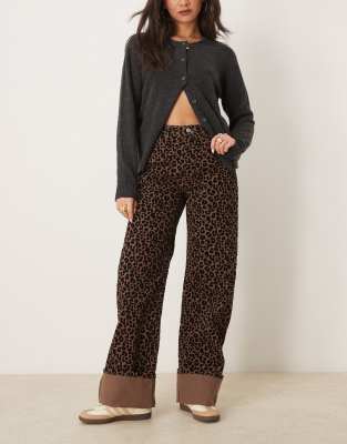 ASOS DESIGN - Jean dad floqué à imprimé léopard foncé-Marron