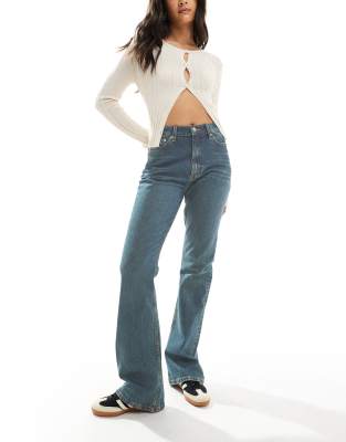 ASOS DESIGN - Jean évasé à taille mi-haute - Bleu foncé teinté