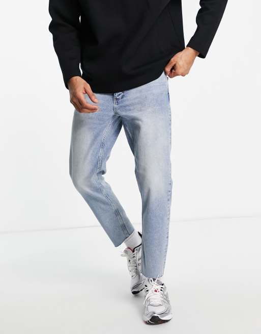 ASOS DESIGN - Jean rigide classique à ourlets bruts - Bleu délavé moyen