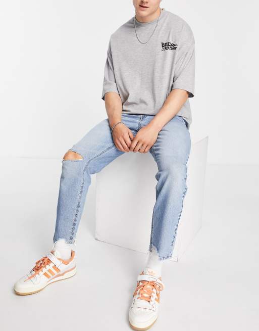 ASOS DESIGN - Jean rigide classique avec déchirures aux genoux et ourlet déchiré - Bleu délavé moyen