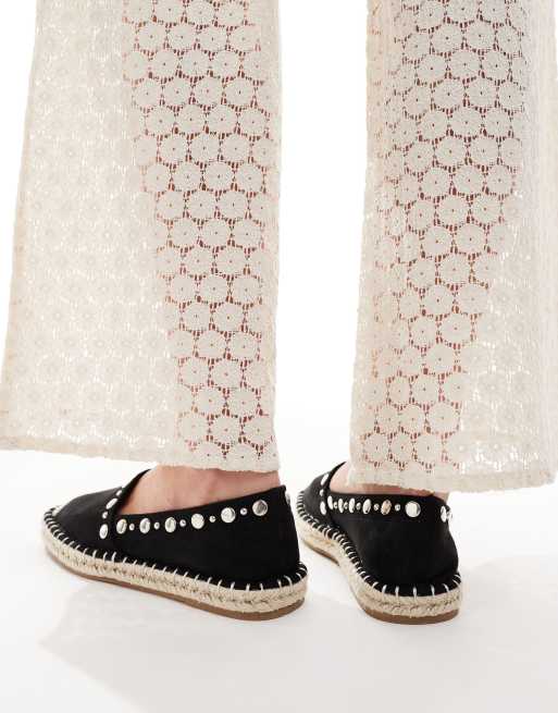 ASOS DESIGN - Jeanie - Espadrilles met studs en gesloten neus in zwart, 2 van 4