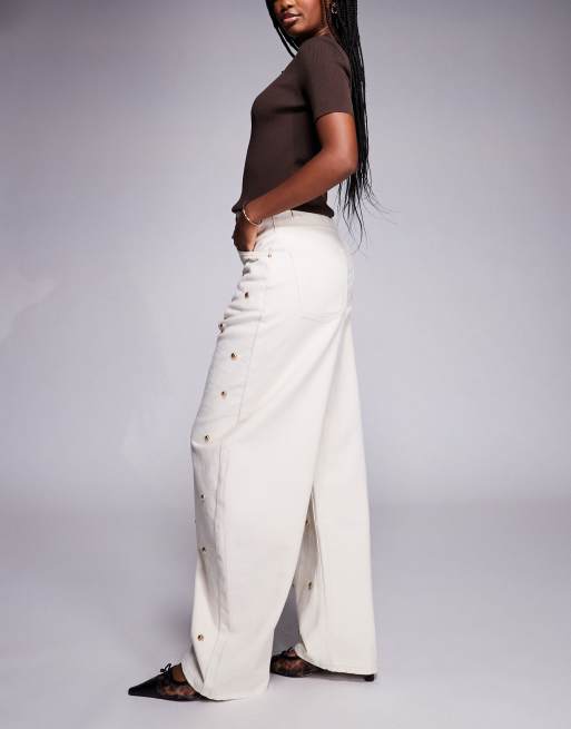 ASOS DESIGN - Jeans a cilindro écru con borchie a cupola color oro, 3 di 5