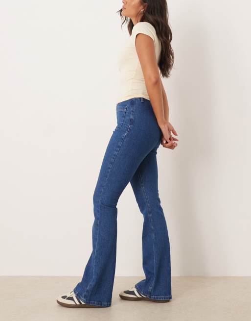 ASOS DESIGN - Jeans a zampa a vita super alta blu medio confortevoli elasticizzati, 3 di 5