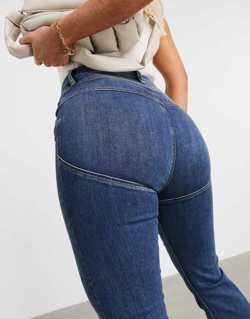 ASOS DESIGN - Jeans a zampa bottom-up modellanti lavaggio medio