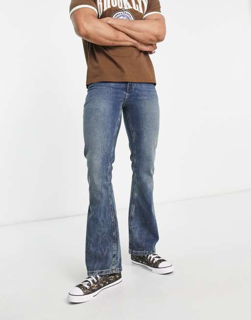 ASOS DESIGN - Jeans a zampa elasticizzato lavaggio medio tinto 