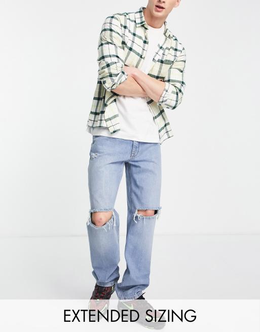 ASOS DESIGN - Jeans ampi dritti lavaggio medio con strappi sulle ginocchia 