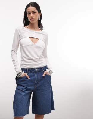 ASOS DESIGN - Jeans-Bermudashorts in dunklem Mittelblau mit seitlichen Bundfalten