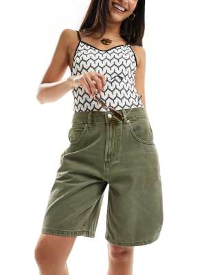 ASOS DESIGN - Jeans-Bermudashorts in verwaschenem Khaki-Grün