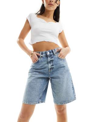 ASOS DESIGN - Jeans-Bermudashorts in verwaschenem Mittelblau