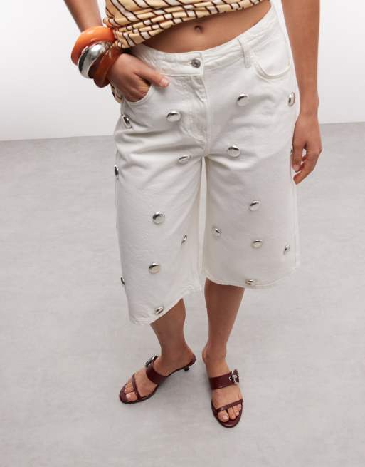 ASOS DESIGN – Jeans-Bermudashorts in Weiß mit silbernem Nietenbesatz, 2 von 9