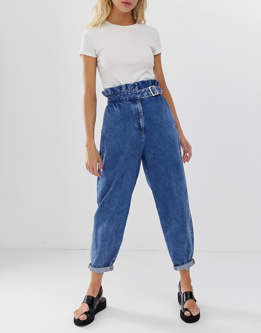 ASOS DESIGN - Jeans boyfriend lavaggio medio vintage con vita raccolta con cintura e fibbia a dettaglio-Blu