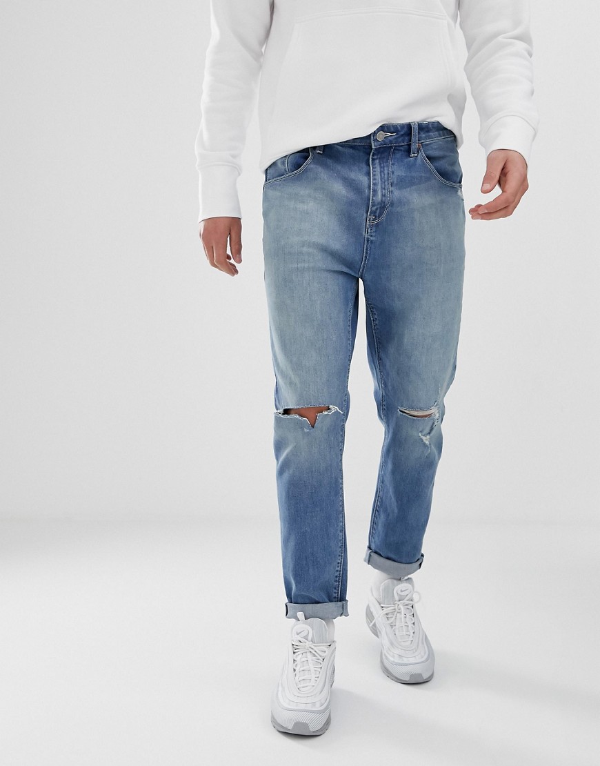 ASOS DESIGN - Jeans carrot azzurro slavato con strappi vistosi-Blu