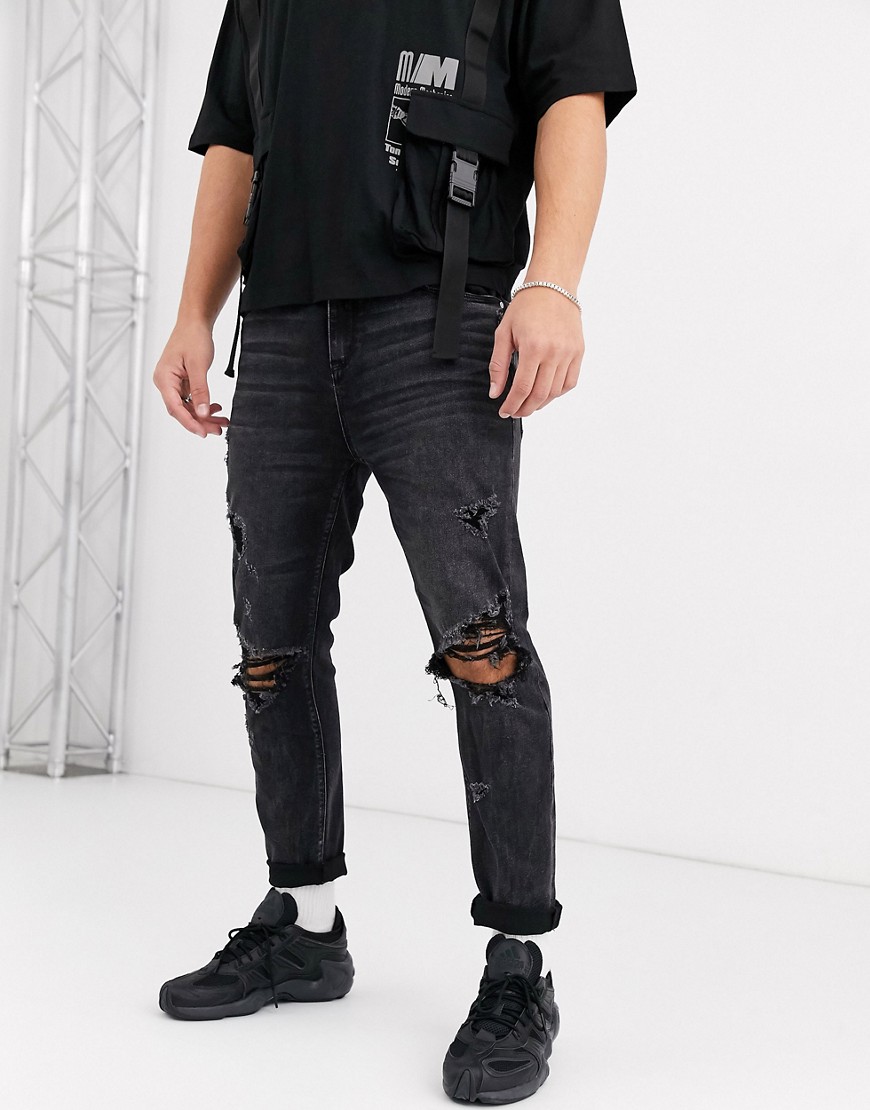 ASOS DESIGN - Jeans carrot lavaggio nero con strappi vistosi