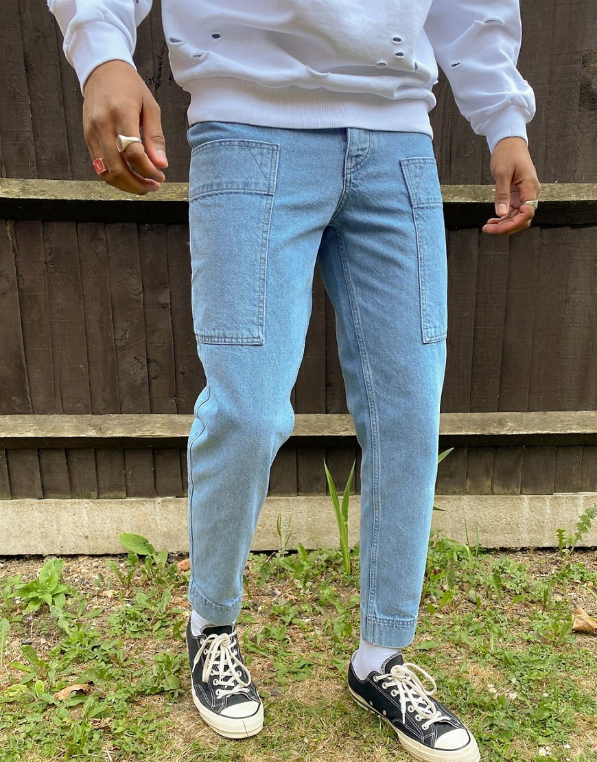 ASOS DESIGN - Jeans classici rigidi lavaggio blu medio con tasca applicata