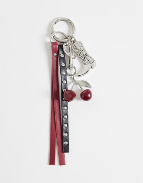 ASOS DESIGN – Jeans-Clip in Rot mit Cowboystiefel- und Kirschanhänger mit Karabinerhaken - view 1