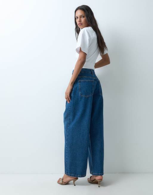 ASOS DESIGN jeans con piega frontale e gamba a ferro di cavallo in blu medio autentico, 2 di 5