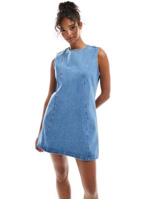 ASOS DESIGN - Jeans-Etuikleid in Mittelblau mit Ziernaht