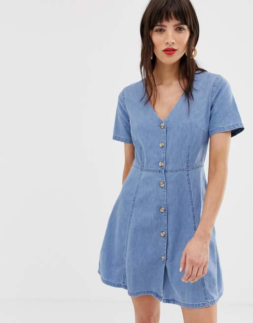 ASOS DESIGN – Jeans-Freizeitkleid mit Knöpfen in Hornoptik in verwaschenem Mittelblau