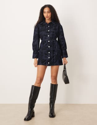 ASOS DESIGN - Jeans-Hemdblusenkleid in Mittelblau mit Paisley-Flockdruck und betonter Taille