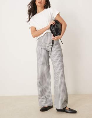 ASOS DESIGN - Jeans in Anthrazit gestreift mit weitem Bein und Oversize-Taschen-Grau