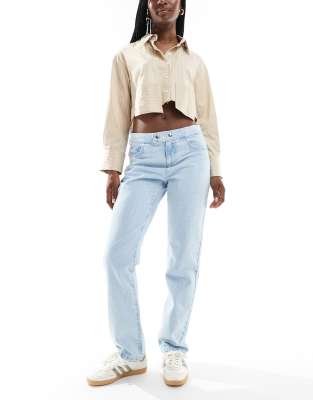 ASOS DESIGN - Jeans in Bleach-Waschung mit niedrigem Bund und Nietenverschluss-Blau