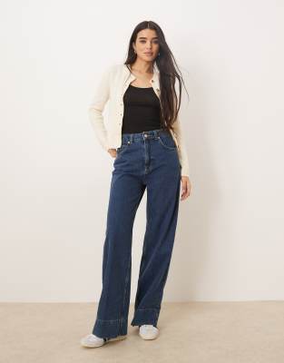 ASOS DESIGN - Jeans in dunkler Waschung mit weitem Schnitt und tiefem Saum, Kombiteil-Blau