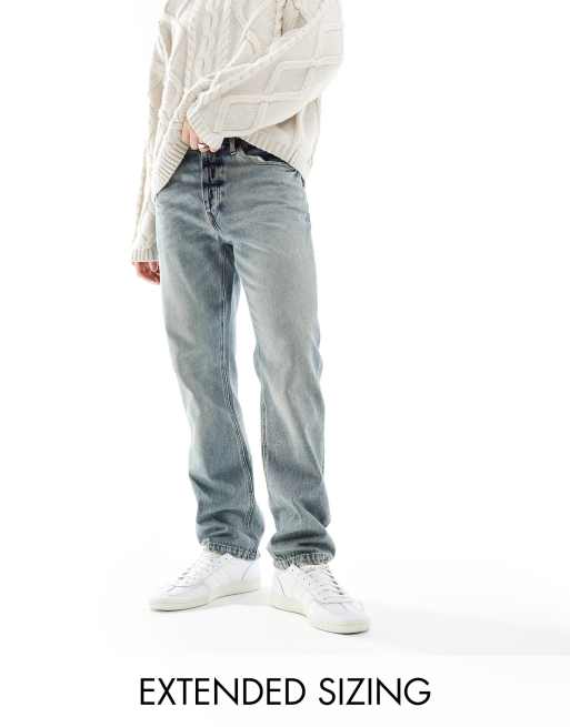 ASOS DESIGN – Jeans in getöntem Vintage-Blau mit geradem Schnitt und Abnutzungen