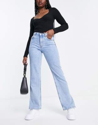 ASOS DESIGN - Jeans in hellblauer Vintage-Waschung mit mittelhohem Bund, geradem Schnitt und Saumschlitz