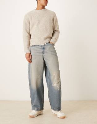 Jeans in hellblauer Waschung mit abgerundetem Beinschnitt, Farbstich und Zierrissen Blau 52 Long