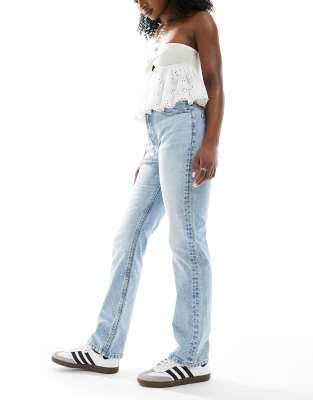 ASOS DESIGN - Jeans in hellblauer Waschung mit geradem Schnitt und mittelhohem Bund