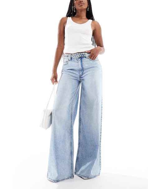 ASOS DESIGN – Jeans in hellblauer Waschung mit weitem Bein und geflochtenem Gürtel - view 1