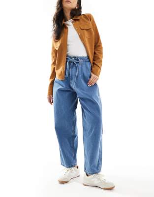 ASOS DESIGN - Jeans in hellem Mittelblau mit Ballon-Schnitt und Bindegürtel