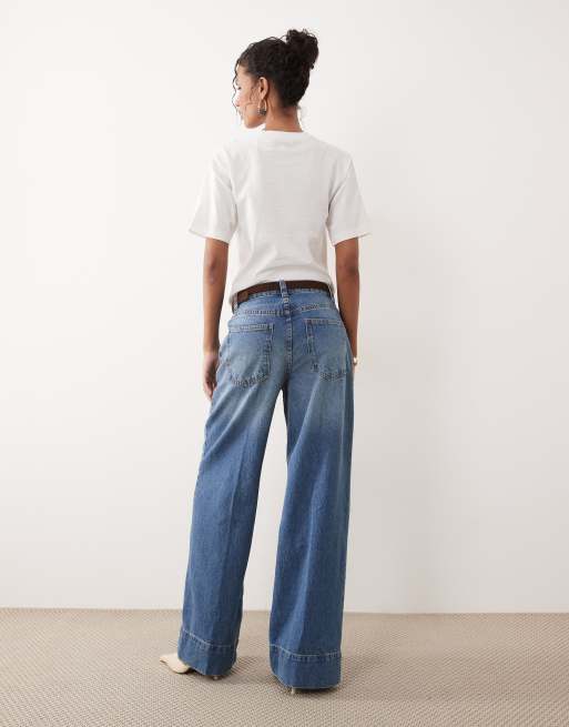 ASOS DESIGN – Jeans in heller Waschung mit weitem Bein, Gürtel und Bügelfalte vorne, 5 von 5