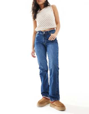 ASOS DESIGN - Jeans in Indigoblau mit geradem Bein und V-Taille