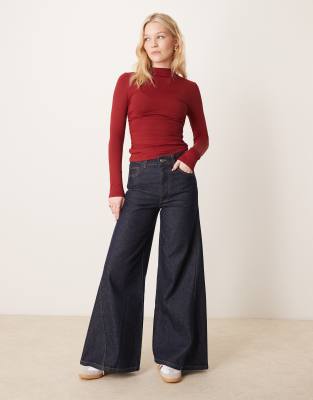 ASOS DESIGN - Jeans in Indigoblau mit sehr weitem Bein und verdrehtem Nahtdetail