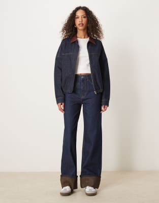 ASOS DESIGN - Jeans in Indigoblau mit Umschlag in kontrastierendem Braun-Schwarz