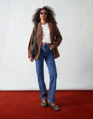 ASOS DESIGN - Jeans in leuchtendem Mittelblau mit hohem Bund und schmalem, geradem Schnitt