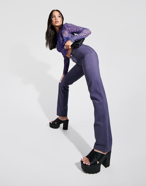 ASOS DESIGN – Jeans in Lila mit mittelhohem Bund und geradem Schnitt