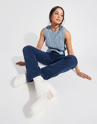 ASOS DESIGN - Jeans in marineblauer Waschung mit mittelhohem Bund und geradem Schnitt