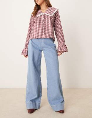 ASOS DESIGN - Jeans in Mittelblau mit Biesen