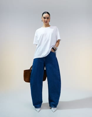 ASOS DESIGN - Jeans in Mittelblau mit hohem Bund und abgerundetem Beinschnitt