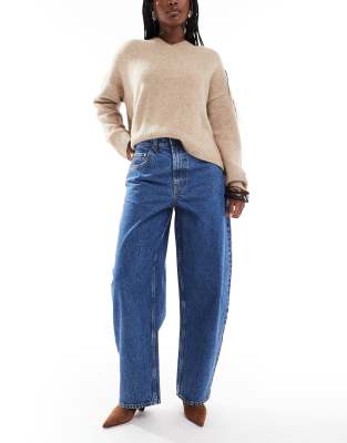 ASOS DESIGN - Jeans in Mittelblau mit hohem Bund und abgerundetem Beinschnitt