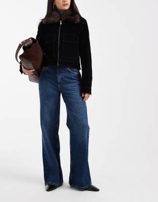 ASOS DESIGN - Jeans in Mittelblau mit mittelhohem Bund und Gürtelschnalle hinten