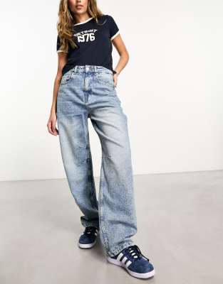 ASOS DESIGN - Jeans in mittelblauer Tönung mit Ballon-Beinschnitt